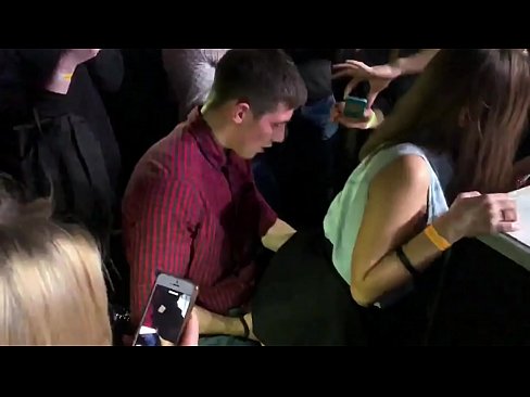 ❤️ Sessu reale in una discoteca russa. Una ragazza russa di 18 anni in l'anu è a vagina scopata in una discoteca ❤️❌ Sessu à co.xxxdl.ru